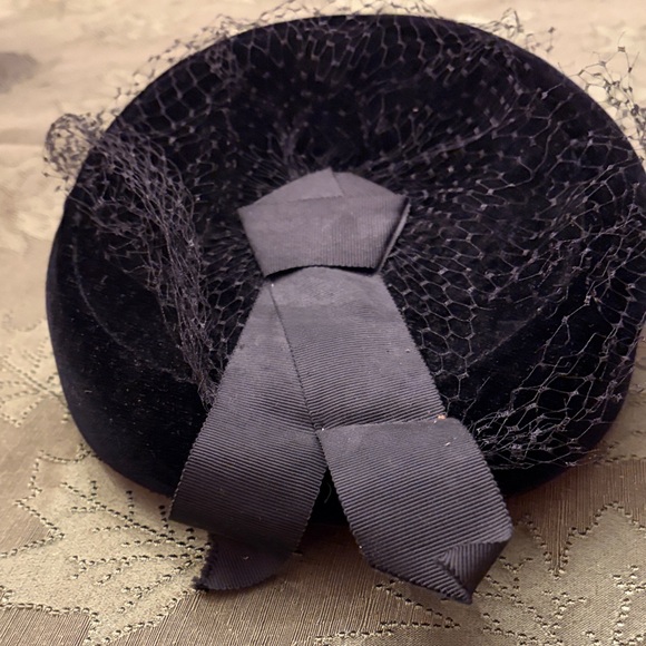 Vintage Elegant Black Veiled Hat - Picture 2 of 7